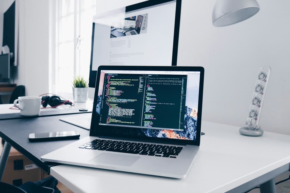 Werkplek met code op het scherm